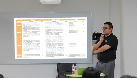 图1田浚佑老师向同学们介绍商业计划书的评审规则.jpg