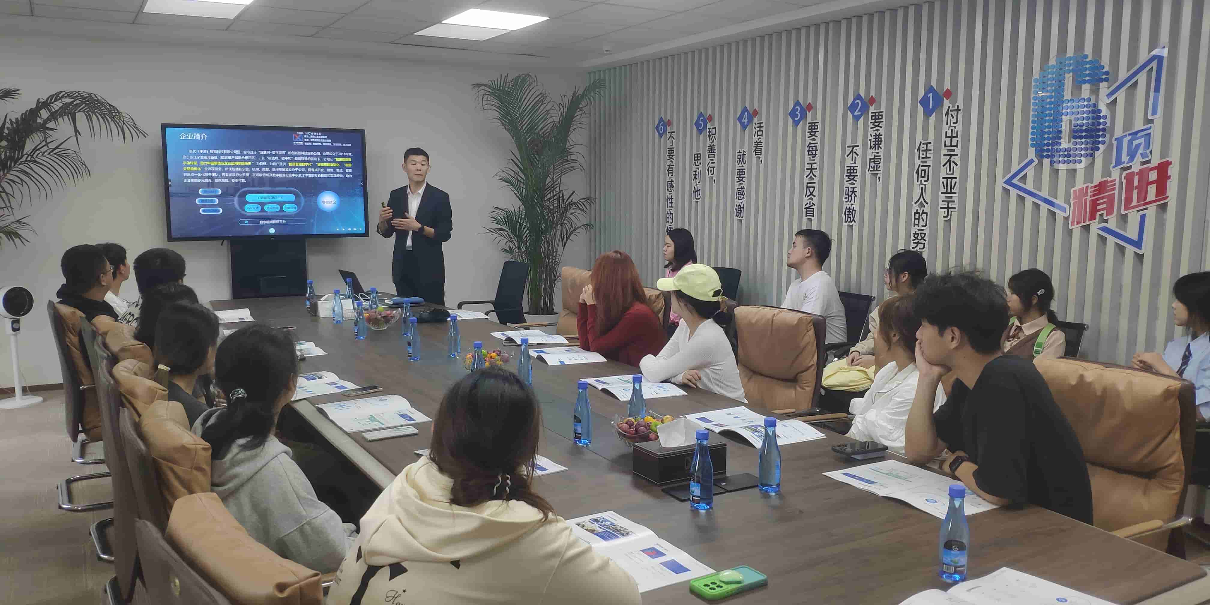 图 1：邱旭军讲解公司运营_compressed.jpg