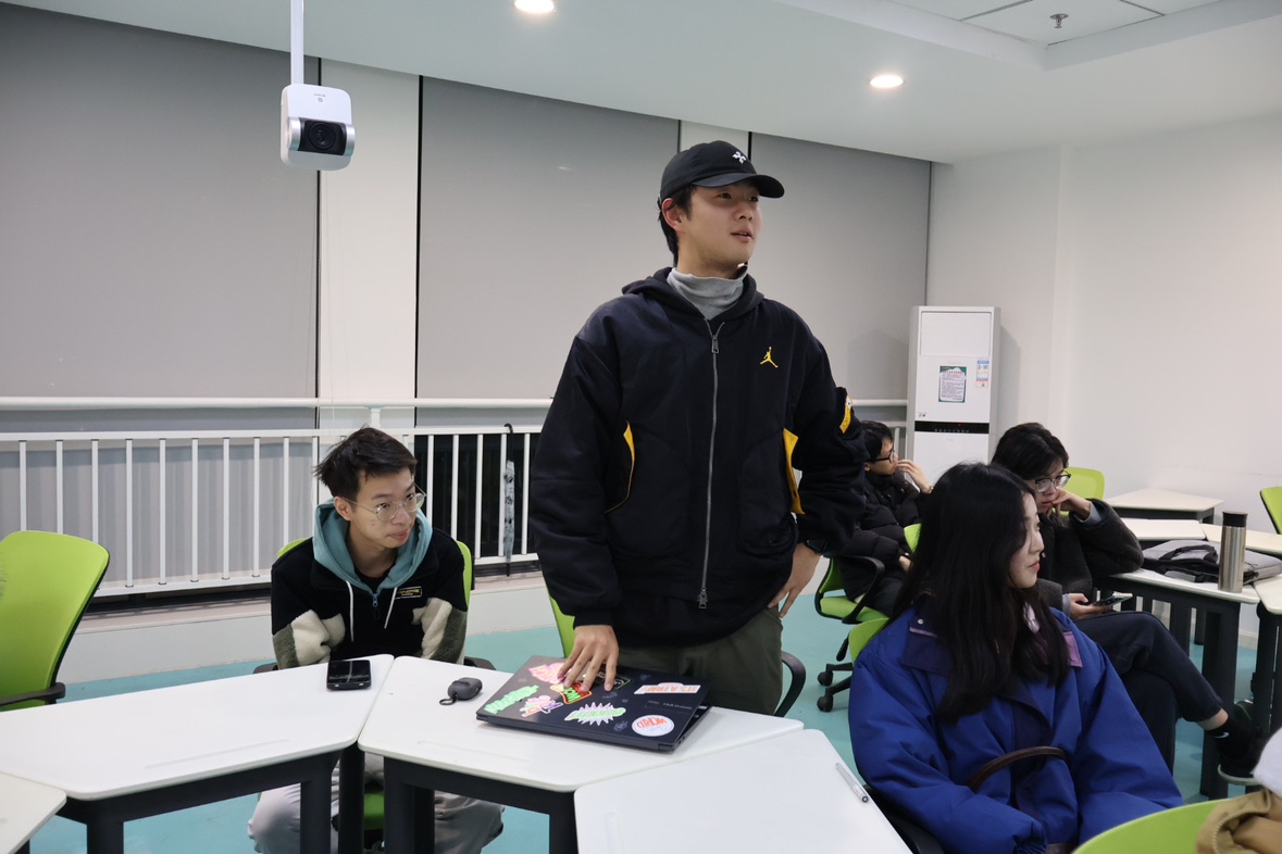 图3：同学互动交流.JPG