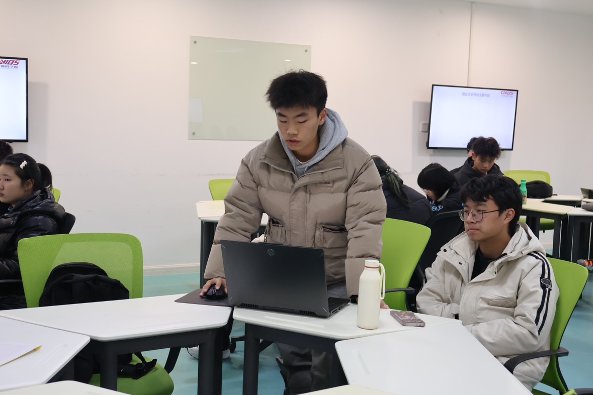 图4：同学互动交流.JPG