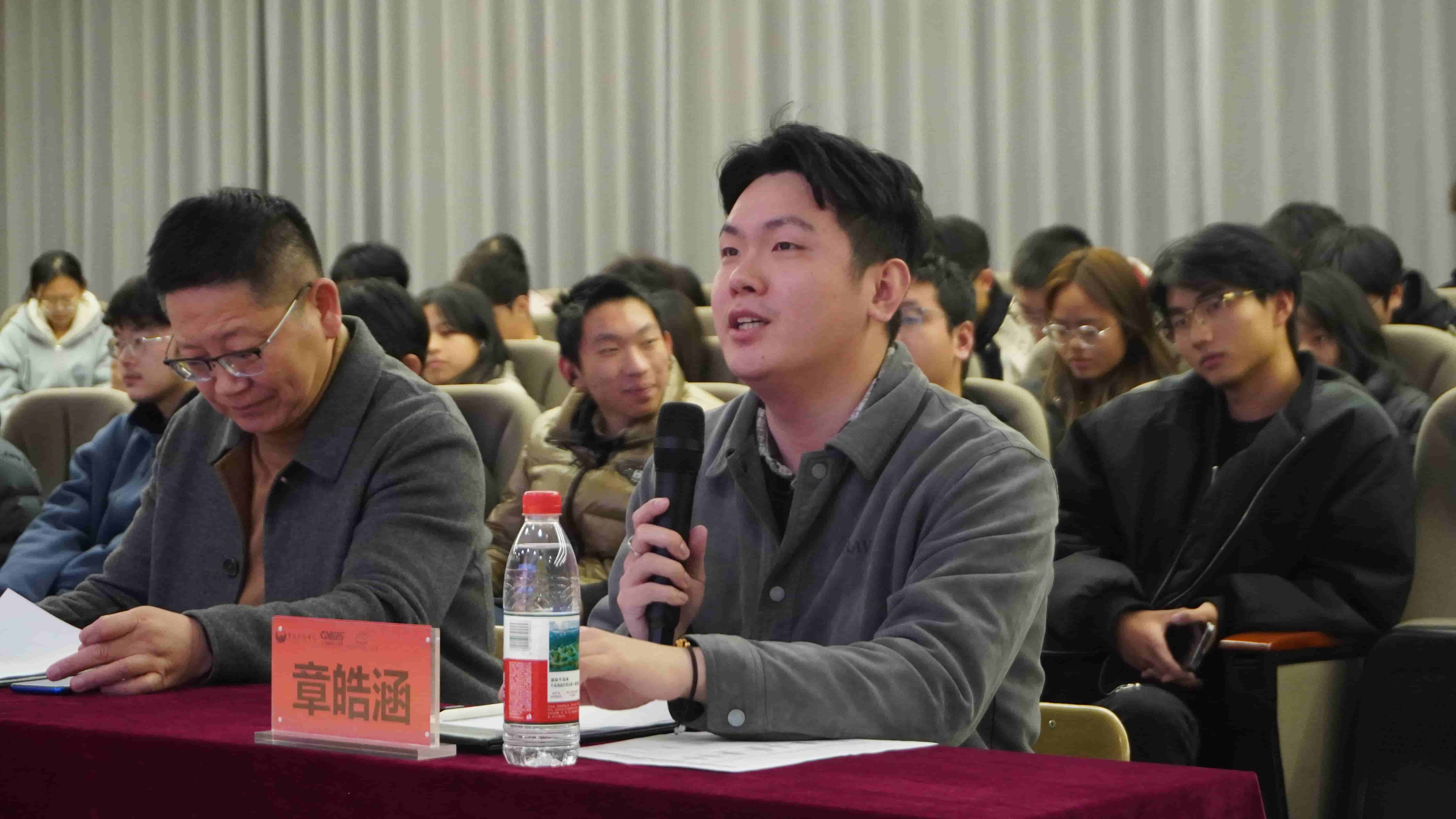 图 2评委老师细心点评选手_compressed.JPG