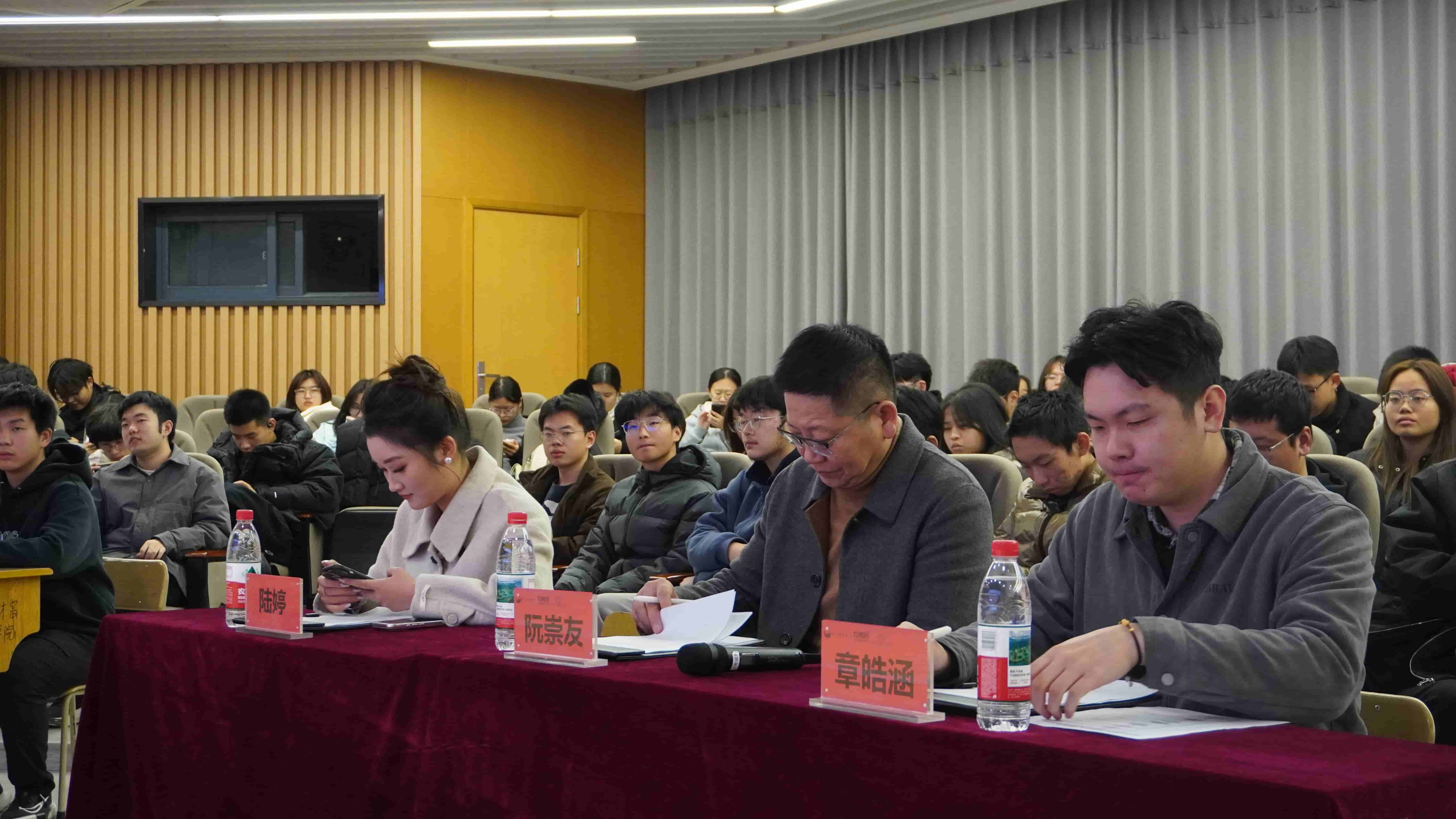 图 4评委老师们正在为选手们打分_compressed.JPG